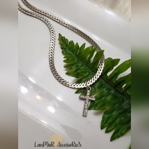 🤍NW Crystal CrosS Chain Necklace 🤍 - Picture 5 of 6